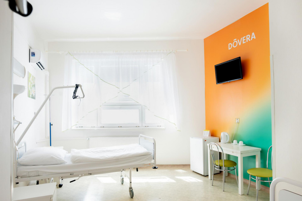 Klimatizácia, chladnička, televízor. Na gynekológii v Humennom nájdete aj takto vybavenú izba.