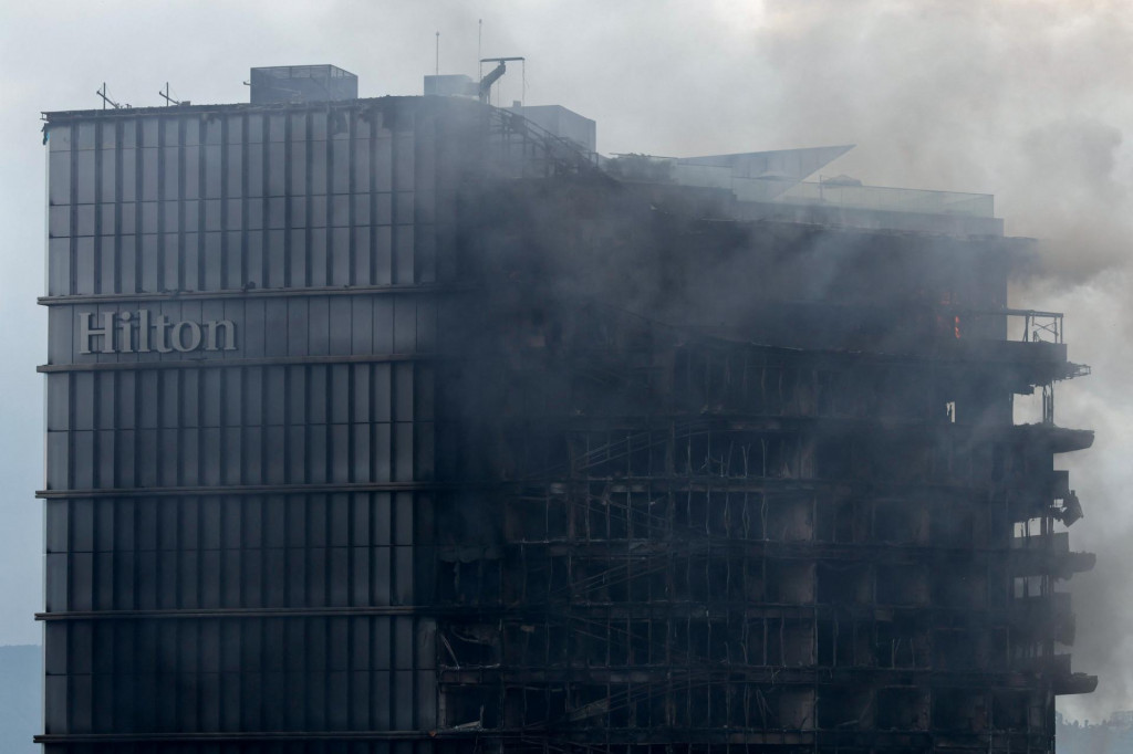 Dym stúpa z vyhoreného hotela Hilton Kathmandu po protestoch proti pondelkovému zabitiu 19 ľudí po protikorupčných protestoch vyvolaných zákazom sociálnych médií, ktorý bol neskôr zrušený v Káthmandu v Nepále. FOTO: Reuters
