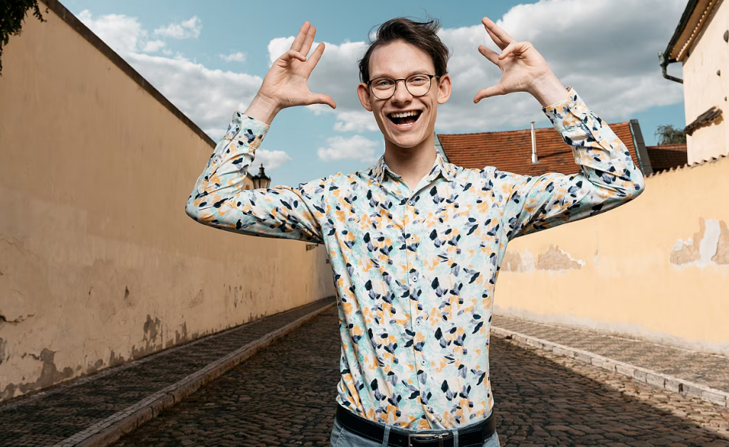 Fyzik Tomáš Čermák. Skoro tri roky strávil po nemocniciach kvôli autizmu. Dnes je všetko inak. Sympatický mladík a nádejný vedec pozbieral niekoľko významných cien a na jeseň nastupuje na prestížnu univerzitu v Londýne. Ťažko sa verí, že za jeho sebavedomým pohľadom z očí do očí sú roky terapie a práce na sebe. FOTO: Jan Zátorský, MAFRA