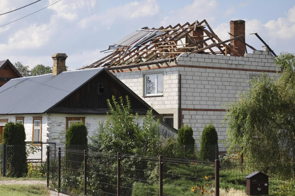 Strecha obytného domu, ktorú poškodili úlomky jedného z ruských dronov v poľskej obci Wyryki v Lublinskom vojvodstve. FOTO: TASR/AP