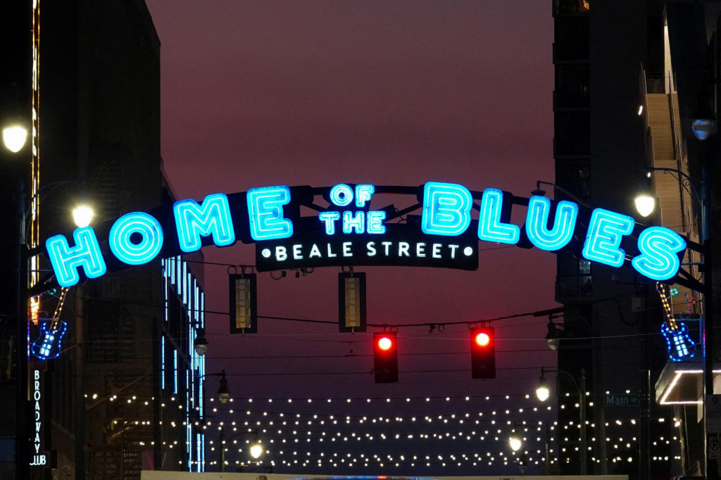 Snímka z 12. septembra zachytáva neónový nápis na ulici Beale Street v Memphise, ktorý akcentuje úlohu mesta ako mekky bluesu. FOTO: REUTERS