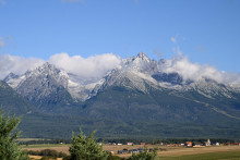 Snehový poprašok na tatranských štítoch. FOTO: TASR/Michal Svítok