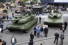 Tanky Leopard 2 A8 a Leopard 2A-RC-3.0 počas výstavy obrany a bezpečnosti Eurosatory vo francúzskom meste Villepinte. Česko kúpi 44 nemeckých tankov Leopard 2A8 vo veliteľskej a bojovej verzii za 34,25 miliardy korún vrátane DPH (približne 1,4 miliardy eur). V stredu 3. septembra 2025 nákup schválila vláda. Česká ministerka obrany Jana Černochová to označila za zásadný krok pre české pozemné vojsko. FOTO TASR/AP
