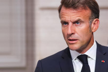 Francúzsky prezident Emmanuel Macron nasadí tri stíhačky na pomoc Poľsku. FOTO: REUTERS
