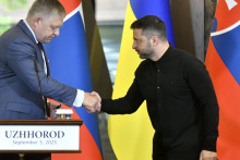 Na snímke zľava predseda vlády Robert Fico a ukrajinský prezident Volodymyr Zelenskyj si podávajú ruky po skončení po ich stretnutí neďaleko ukrajinského mesta Užhorod 5. septembra 2025. FOTO: TASR/R. Hanc