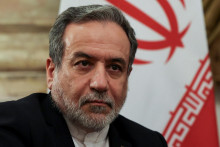 Šéf iránskej diplomacie Abbás Arakčí uviedol, že zásoby uránu sa nachádzajú pod zničenými jadrovými prevádzkami po júnových izraelských náletoch. FOTO: REUTERS