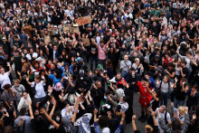 Demonštrácie sa v priebehu dňa rozrástli a zúčastnilo sa na nich množstvo radikálnych aktivistov. FOTO: REUTERS