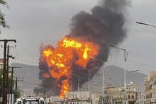 Dym stúpa po leteckom útoku izraelskej armády na ciele jemenských povstalcov v sýrskej metropole Saná v stredu 10. septembra 2025. FOTO TASR/AP