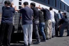 ”Razia v továrni prinúti kórejské spoločnosti veľmi váhať pri rozhodovaní o prípadných priamych investíciách v USA,” citovala agentúra Jonhap prezidenta Iho, ktorý to povedal na tlačovej konferencii pri príležitosti 100 dní vo funkcii. FOTO: REUTERS