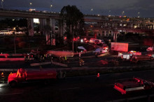 Pri výbuchu, ktorého presná príčina doposiaľ nebola bezprostredne jasná, bolo poškodených niekoľko ďalších vozidiel. FOTO: REUTERS
