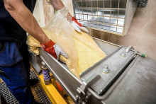 Trinitrotoluén pri nasypávaní do násypky, z ktorej je presne odmeriavaná náplň do delostreleckých nábojov. FOTO: Mafra/Radek Vebr