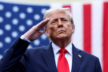 Donald Trump počas slávnosti v Pentagóne pri príležitosti výročia útokov z 11. septembra 2001. FOTO: REUTERS