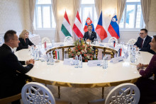 Na snímke ministri zahraničných vecí zľava Péter Szijjártó (Maďarsko), Tanja Fajonová (Slovinsko), Juraj Blanár (Slovensko), Jan Lipavský (Česko) a Beate Meinlová-Reisingerová (Rakúsko) diskutujú počas 12. stretnutia ministrov zahraničných vecí štátov strednej Európy v rámci formátu Central 5. FOTO: TASR/Jakub Kotian