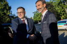 Na snímke ministri zahraničných vecí zľava Jan Lipavský (Česko) a Juraj Blanár (Slovensko) sa vítajú počas 12. stretnutia ministrov zahraničných vecí štátov strednej Európy v rámci formátu Central 5 v obci Tomášov. FOTO: TASR/Jakub Kotian