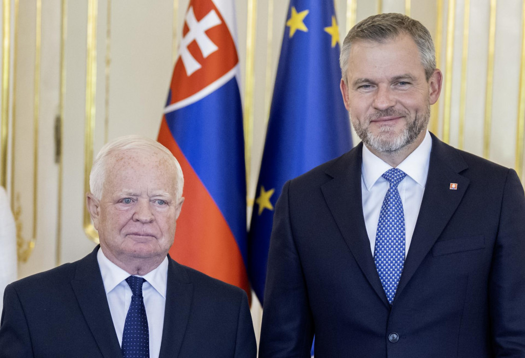 Na snímke nový mimoriadny a splnomocnený veľvyslanec SR v Bieloruskej republike Jozef Migaš (vľavo) prijal poverovacie listiny z rúk prezidenta SR Petra Pellegriniho v Prezidentskom paláci v Bratislave vo štvrtok 29. mája 2025. Prezident SR Peter Pellegrini odovzdal v Prezidentskom paláci poverovacie listiny štyrom novým mimoriadnym a splnomocneným veľvyslancom Slovenskej republiky. FOTO TASR
