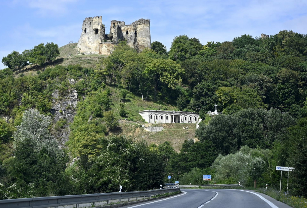 Hrad Čičva nad obcou Sedliská v okrese Vranov nad Topľou. FOTO: TASR/Roman Hanc