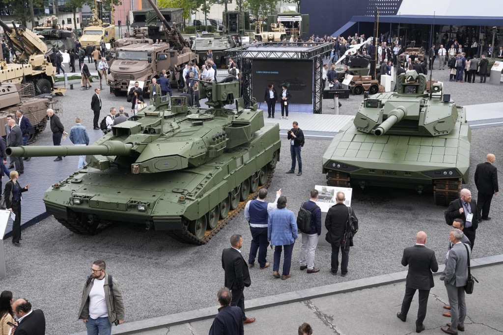 Tanky Leopard 2 A8 a Leopard 2A-RC-3.0 počas výstavy obrany a bezpečnosti Eurosatory vo francúzskom meste Villepinte. Česko kúpi 44 nemeckých tankov Leopard 2A8 vo veliteľskej a bojovej verzii za 34,25 miliardy korún vrátane DPH (približne 1,4 miliardy eur). V stredu 3. septembra 2025 nákup schválila vláda. Česká ministerka obrany Jana Černochová to označila za zásadný krok pre české pozemné vojsko. FOTO TASR/AP
