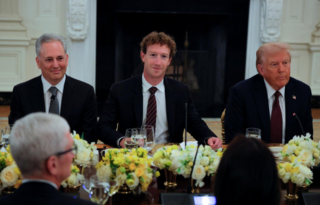 Americk&yacute; prezident Donald Trump, gener&aacute;lny riaditeľ spoločnosti Meta Mark Zuckerberg a David Sacks. FOTO: Reuters