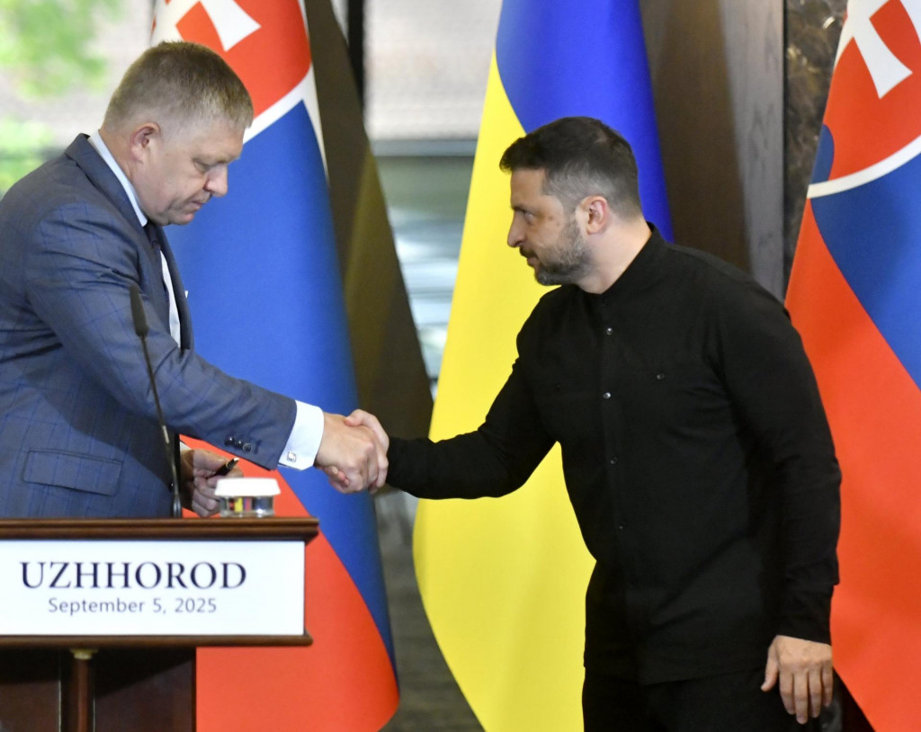 Na snímke zľava predseda vlády Robert Fico a ukrajinský prezident Volodymyr Zelenskyj si podávajú ruky po skončení po ich stretnutí neďaleko ukrajinského mesta Užhorod 5. septembra 2025. FOTO: TASR/R. Hanc