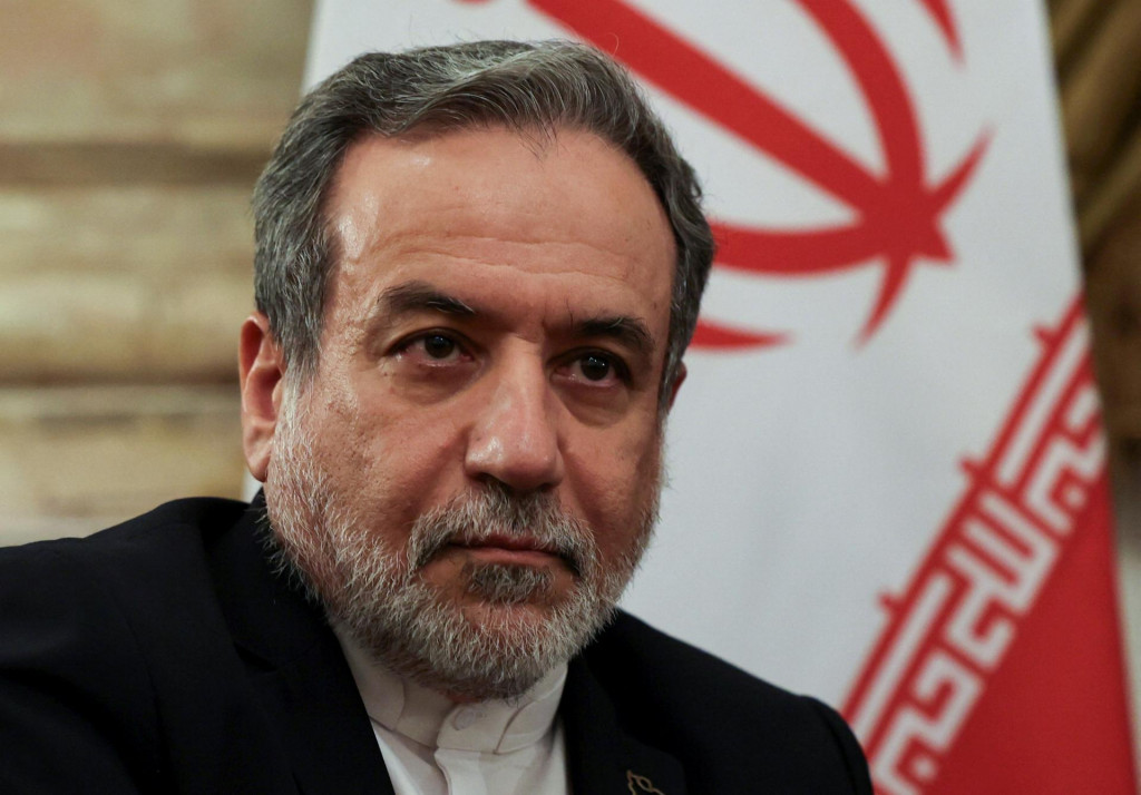 Šéf iránskej diplomacie Abbás Arakčí uviedol, že zásoby uránu sa nachádzajú pod zničenými jadrovými prevádzkami po júnových izraelských náletoch. FOTO: REUTERS