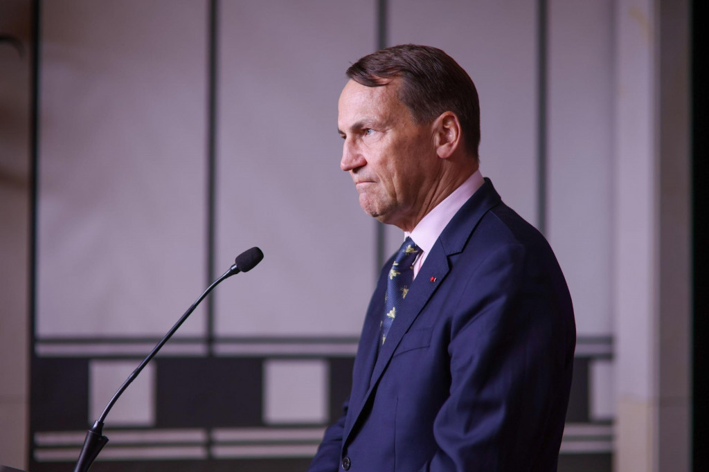 Poľský minister zahraničných vecí Radoslaw Sikorski počas tlačovej konferencie vo Varšave v stredu 10. septembra 2025. Ukrajina požiadala NATO, aby zostreľovalo nad jej územím drony, ktoré evidentne smerujú do poľského vzdušného priestoru. FOTO TASR/PAP