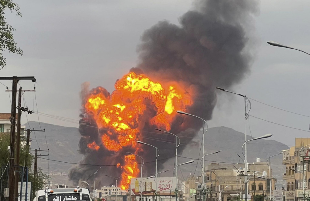 Dym stúpa po leteckom útoku izraelskej armády na ciele jemenských povstalcov v sýrskej metropole Saná v stredu 10. septembra 2025. FOTO TASR/AP