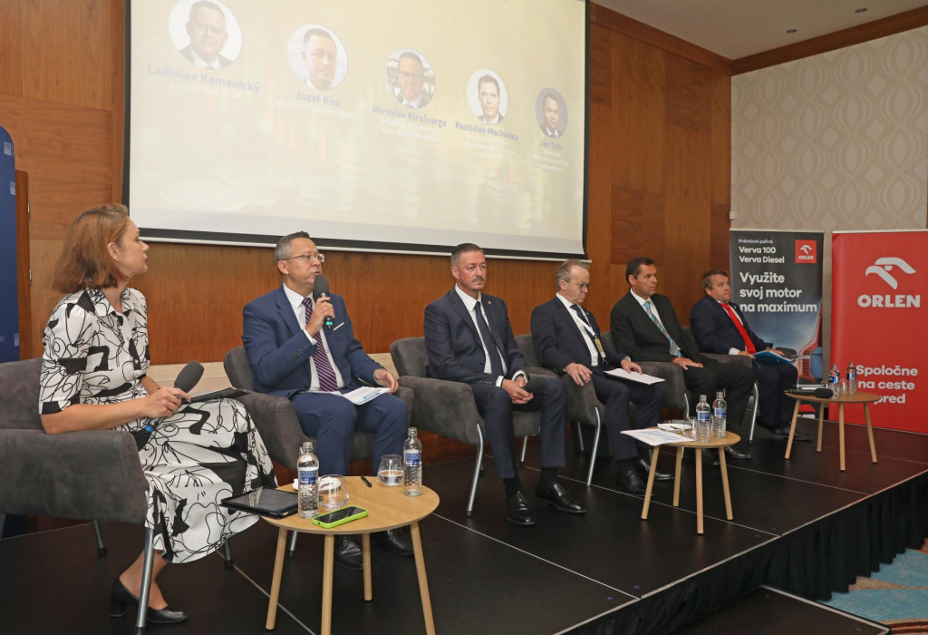 Na snímke zľava minister financií Ladislav Kamenický, prezident Finančnej správy Jozef Kiss, prezident RÚZ Miroslav Kiraľvarga, šéf AZZZ Rastislav Machunka a predseda Rady pre rozpočtovú zodpovednosť Ján Tóth. FOTO: HN/Peter Mayer