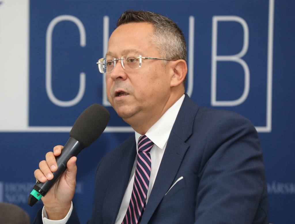 Minister financií Ladislav Kamenický po ohlásení konsolidačných opatrení čelí kritike z každého kúta spoločnosti. FOTO: HN/Peter Mayer