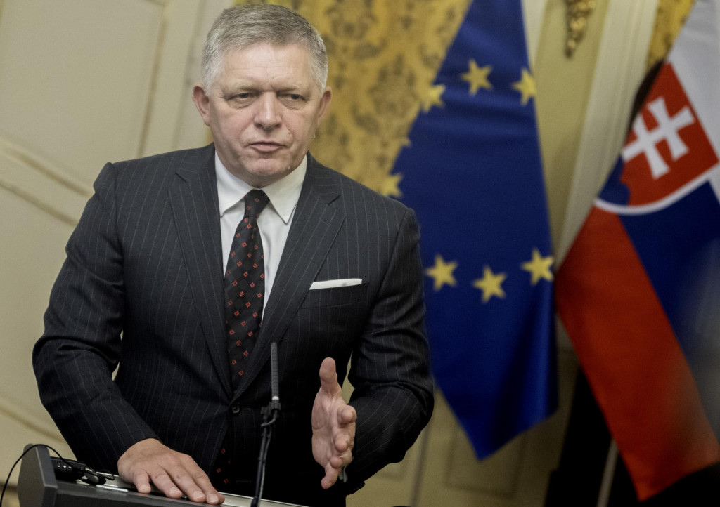 Na snímke predseda vlády Robert Fico počas spoločného vyhlásenia s predsedom Európskej rady Antóniom Costom na Úrade vlády. FOTO: TASR/Martin Baumann