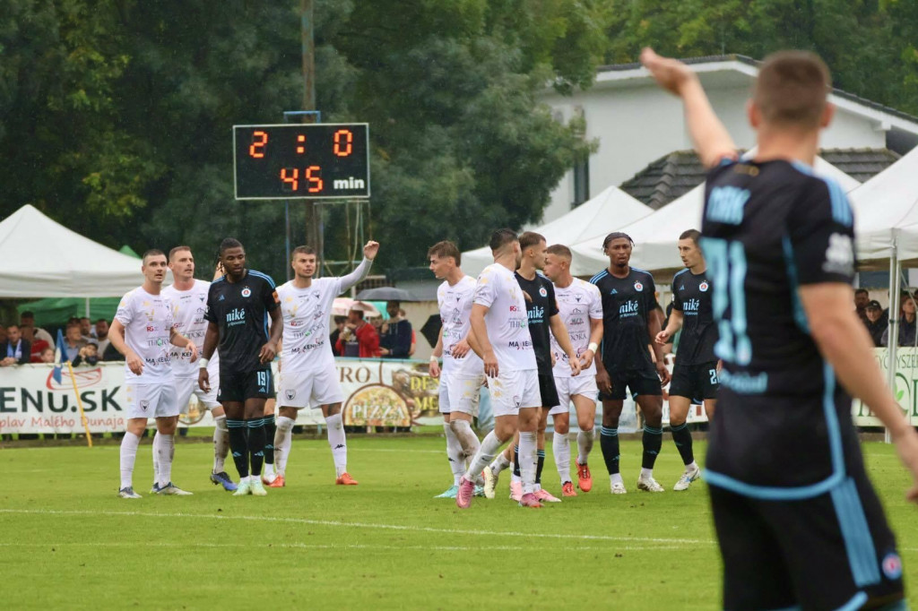 V Trsticiach zažili slovanisti (v tmavom) katastrofálnu prvú polhodinu zápasu. FOTO: Facebook (FC Nádszeg)