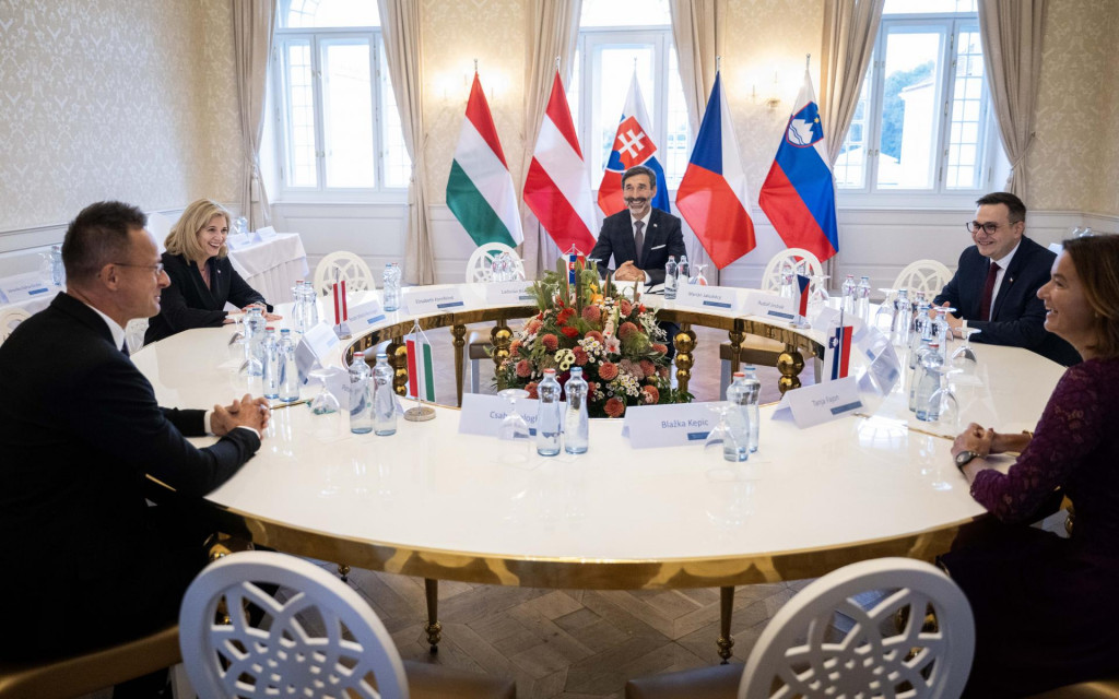 Na snímke ministri zahraničných vecí zľava Péter Szijjártó (Maďarsko), Tanja Fajonová (Slovinsko), Juraj Blanár (Slovensko), Jan Lipavský (Česko) a Beate Meinlová-Reisingerová (Rakúsko) diskutujú počas 12. stretnutia ministrov zahraničných vecí štátov strednej Európy v rámci formátu Central 5. FOTO: TASR/Jakub Kotian