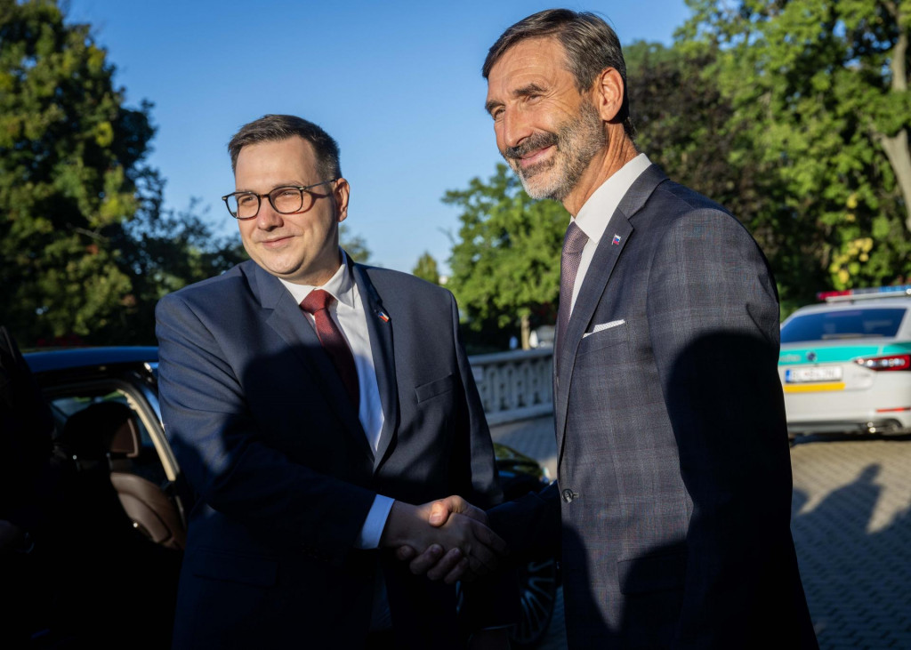 Na snímke ministri zahraničných vecí zľava Jan Lipavský (Česko) a Juraj Blanár (Slovensko) sa vítajú počas 12. stretnutia ministrov zahraničných vecí štátov strednej Európy v rámci formátu Central 5 v obci Tomášov. FOTO: TASR/Jakub Kotian