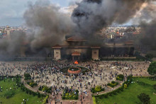 Na snímke z 9. septembra je horiaca budova nepálskeho parlamentu počas protestov v hlavnom meste Káthmandu. FOTO: TASR/AP