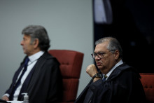 Sudca brazílskeho Najvyššieho súdu Flavio Dino a sudca brazílskeho Najvyššieho súdu Luiz Fux sa zúčastňujú zasadnutia počas záverečnej fázy súdneho procesu s bývalým brazílskym prezidentom Jairom Bolsonarom. FOTO: Reuters