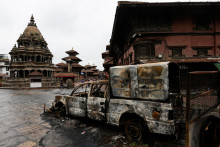 Zapálené vozidlo stojí na námestí Patan Durbar po protikorupčných protestoch v Nepále. FOTO: Reuters