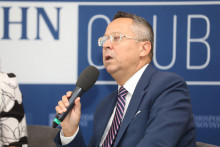 Daňoví poradcovia i rozpočtová rada ministra vyzývajú, aby jednorazovými opatreniami nenahrádzal systémové reformy vo výbere daní. FOTO: HN/Peter Mayer