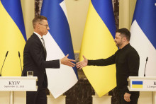 Fínsky prezident Alexander Stubb (vľavo) a ukrajinský prezident Volodymyr Zelenskyj si podávajú ruky po spoločnej tlačovej konferencii v Kyjeve vo štvrtok 11. septembra 2025. FOTO TASR/AP