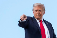 Spojené štáty zaznamenali medziročný pokles rozpočtového schodku, pod čo sa podpísali vysoké dovozné clá uvalené americkým prezidentom Donaldom Trumpom. FOTO: REUTERS