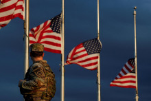Ilustračná fotografia. Člen Národnej gardy Louisiany hliadkuje na Národnom vo Washingtone. FOTO: Reuters