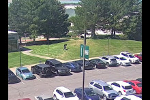 Osoba zainteresovaná v prípade smrteľnej streľby na amerického pravicového aktivistu a komentátora Charlieho Kirka, oblečená v čiernom, opúšťa priestory Univerzity Utah Valley po tom, čo 10. septembra 2025 zoskočila zo strechy budovy v Oreme v Utahu v USA. FOTO: REUTERS/FBI