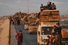 Vysídlení Palestínčania utekajú zo severného Pásma Gazy so svojimi vecami na ceste pozdĺž pobrežia smerom na juh v centrálnej Gaze 11. septembra 2025 po tom, ako izraelská armáda nariadila okamžitú evakuáciu celého mesta Gaza. FOTO TASR/AP

