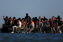 Migranti na člne. FOTO: Reuters