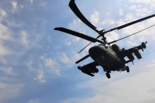 Na snímke z videa zverejnenom Ruským ministerstvom obrany bojový vrtuľník Ka-52 ruských vzdušných síl počas spoločného vojenského cvičenia Zapad medzi Ruskom a Bieloruskom. FOTO: TASR/AP