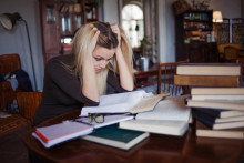 Bez kvalitného spánku totiž nemôžeme mať dobre fungujúcu dlhodobú pamäť. Všetko, čo za deň prežijeme, si mozog v spánku „prežuje“. Počas spánku totiž dochádza k ukladaniu a konsolidácii spomienok, teda k upevňovaniu informácií, ktoré sme získali počas dňa.

FOTO: Shutterstock