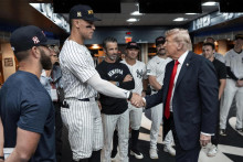 Americký prezident Donald Trump si podáva ruku s Aaronom Judgeom z New York Yankees v šatni New York Yankees pred bejzbalovým zápasom proti Detroit Tigers. FOTO: TASR/AP