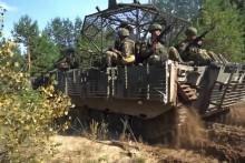 Na snímke z videa zverejnenom Ruským ministerstvom obrany obrnené vozidlá jazdia počas spoločného vojenského cvičenia Zapad medzi Ruskom a Bieloruskom. FOTO: TASR/AP