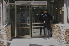 Príslušníci izraelských bezpečnostných síl vyšetrujú na mieste útoku nožom v hoteli v Kibuci Tzova, neďaleko Jeruzalema. FOTO: TASR/AP