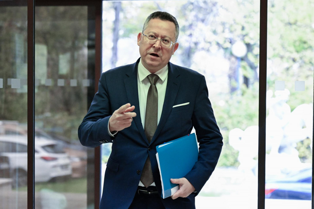 Financmajster Ladislav Kamenický ukázal 22-bodový zoznam opatrení. Viaceré priamo zasiahnu živnostníkov. FOTO: TASR/P. Neubauer