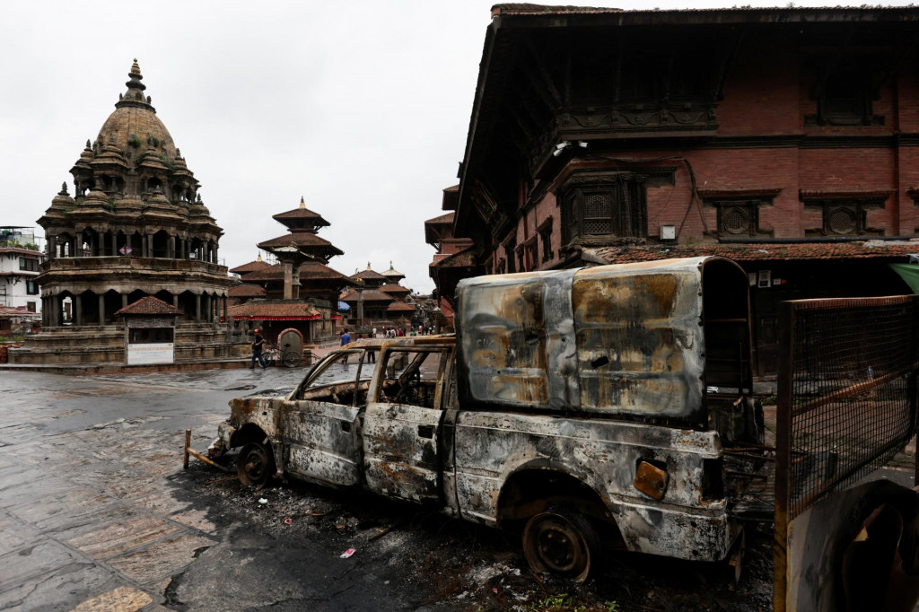Zapálené vozidlo stojí na námestí Patan Durbar po protikorupčných protestoch v Nepále. FOTO: Reuters