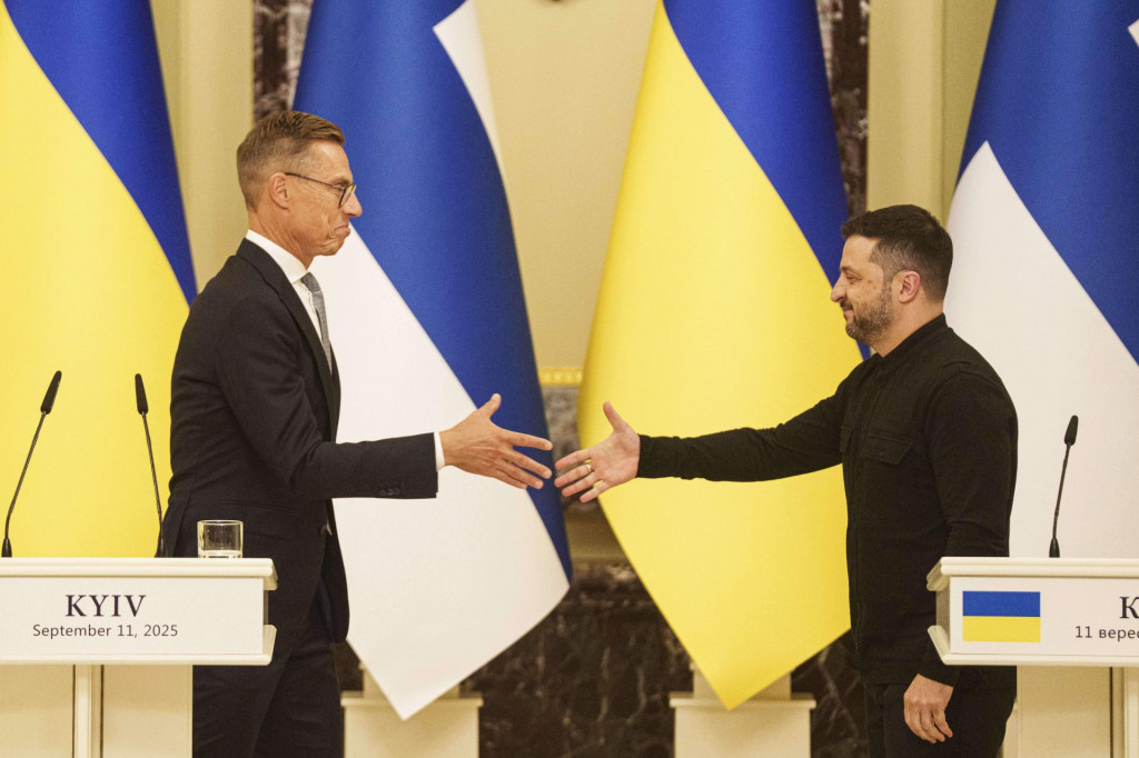 Fínsky prezident Alexander Stubb (vľavo) a ukrajinský prezident Volodymyr Zelenskyj si podávajú ruky po spoločnej tlačovej konferencii v Kyjeve vo štvrtok 11. septembra 2025. FOTO TASR/AP